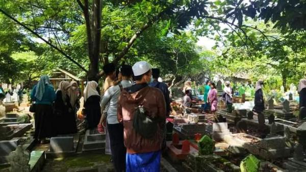 Tradisi Ziarah Kubur Warnai Perayaan Idul Fitri di Cirebon, TPU Jabang Bayi Nampak Ramai