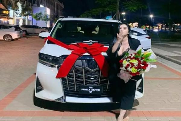 Pedangdut Seksi Pamela Safitri Dapat THR Mobil Mewah Alphard, Dari Siapa?