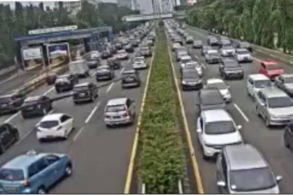 Sejumlah Ruas Jalan Tol Di Jakarta Macet, Hari Pertama Lebaran