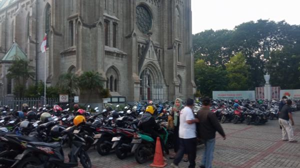 Indahnya Toleransi, Gereja Katedral Jadi Lahan Parkir untuk Kendaraan Jamaah Salat Id Masjid Istiqla