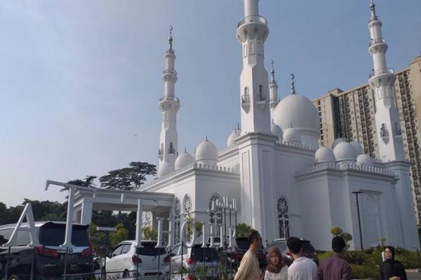 Erick Thohir Jadi Rebutan Warga Berfoto Usai Shalat Idul Fitri Di Masjid At Thohir