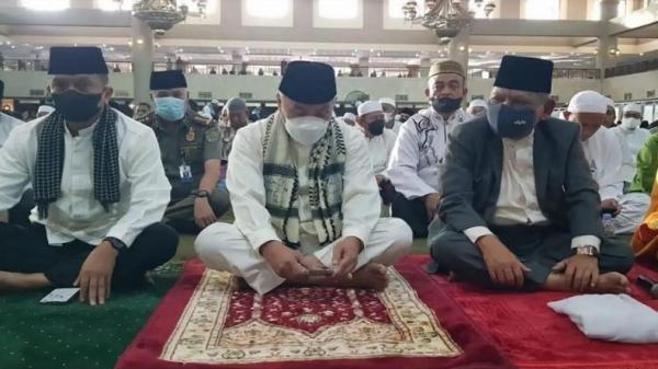 Salat Idul Fitri di Islamic Centre, Gubernur Isran Noor Imbau Warga Pererat Tali Silaturahmi