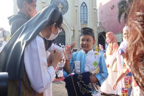 Indahnya Toleransi Beragama di Kota Malang, Pastor dan Umat Muslim Saling Bersalaman