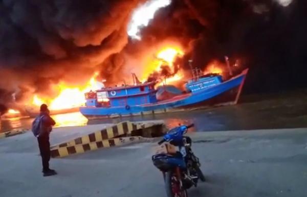 Foto Terbakarnya Sejumlah Kapal di Cilacap