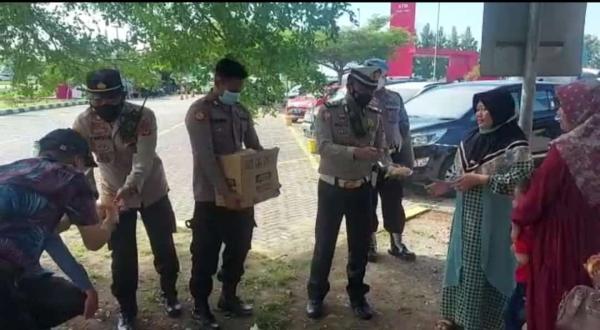 Meriahkan Idul Fitri, Polisi Bagikan Makanan dan Minuman Gratis di Rest Area 164 Tol Cipali