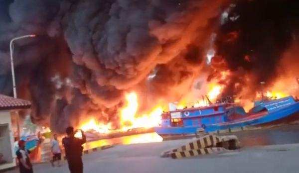Breaking News: Sejumlah Kapal di Dermaga Perikanan Batre Sebelah Wijayapura Terbakar