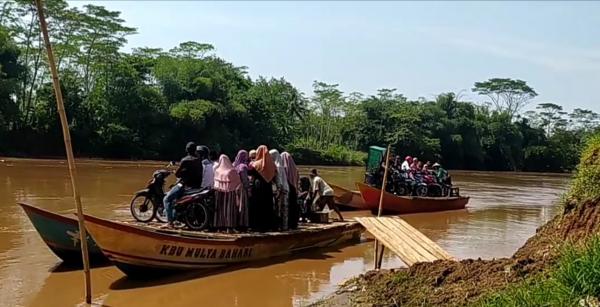 Warga Gunakan Jasa Penyebrangan Perahu Rakit Antar Provinsi Saat Bersilaturahmi Di Momen Lebaran