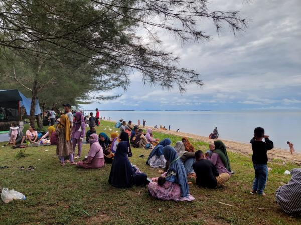 H+3 Hari Raya Idul Fitri, Warga Padati Pantai Kebang Kemilau Koba