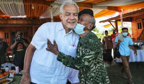 Momen Haru Saat Ganjar di Peluk Guru Sewaktu SD