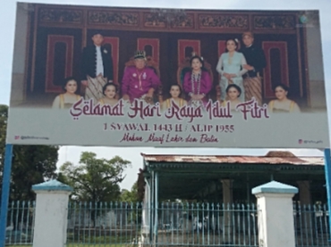 Sentono Dalem Sorot 'Hilangnya' Foto 5 Keturunan Pakubuwono XIII Dalam Baliho Ucapan Idul Fitri