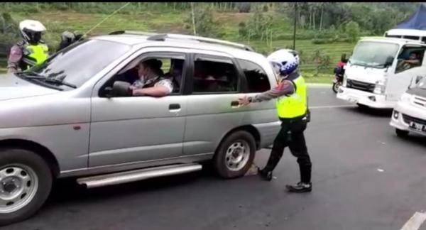 Personel Satlantas Polres Tasik Kota Bantu Kendaraan Pemudik yang Tak Kuat Nanjak di Jalur Gentong