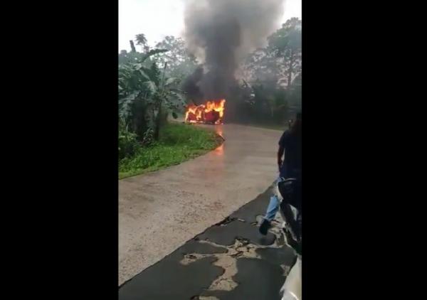 Angkot Terbakar Akibat  Tabrakan dengan Avanza, Jalan Gunungkencana Macet Parah