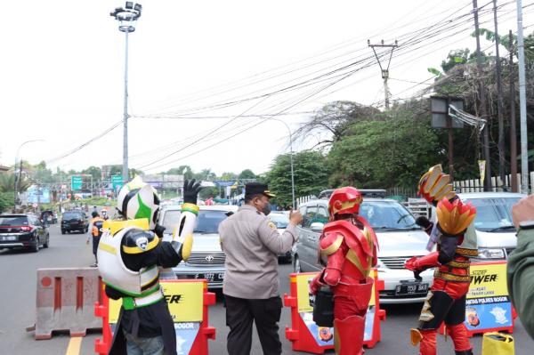 Hibur Pengendara Disaat Proses One Way, Polres Bogor Terjunkan Sejumlah Badut