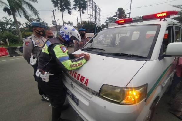 Polisi Tilang Ambulans di Puncak, Isinya Keluarga Mau Silaturahmi