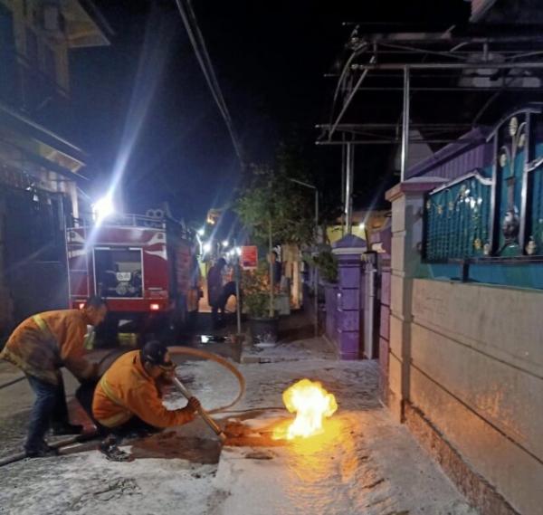 Pipa Gas PGN Kota Mojokerto Bocor, Petugas Sulit Dihubungi, Damkar Atasi Semburan Api