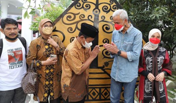 Ganjar Pranowo Ziarah ke Makam Pangeran Diponegoro, Disambut Ramah Keluarga