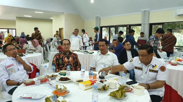 Rektor Unhas Hadiri Penyerahan AD/ART IKA Unhas di GPA Makassar
