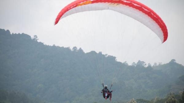 Terbang dari Puncak Lawang, Galih Gani, Remaja Penerbang Paralayang Hilang Diitelan Kabut di Agam