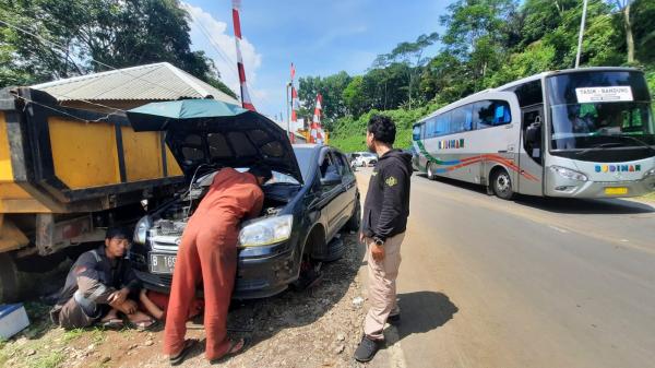 Banyak Mobil Pemudik Mogok, Montir Mobil di Jalur Gentong Ketiban Berkah