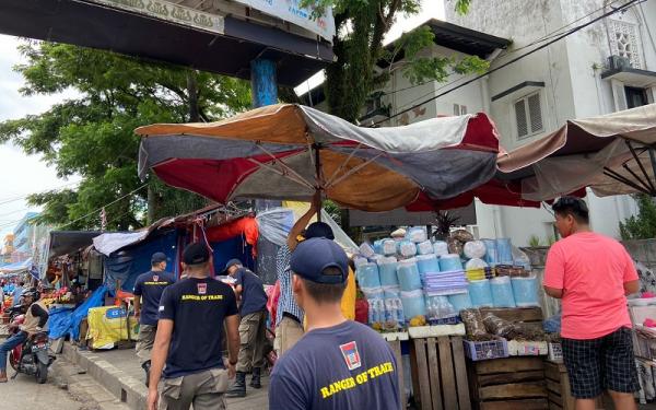 Nekat Masih Berjualan, Puluhan Payung PKL di Pasar Raya Padang Diamankan Satpol PP