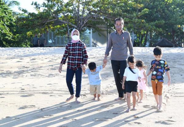 Senyum Bahagia Presiden Jokowi Bermain Air Bareng Keempat Cucu Dilibur Akhir Pekan di Pulau Bali