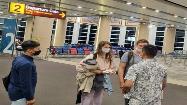 Cewek Bule Foto Telanjang di Pohon Keramat Dideportasi ke Rusia Bareng Suaminya 