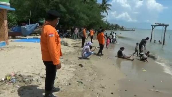 Wisatawan Pantai Kelapa Tuban Membludak Pada Libur Akhir Puncak Lebaran, Tim Rescue Disiagakan