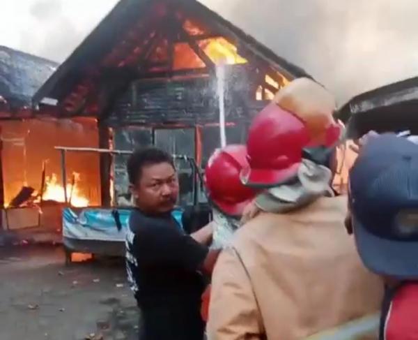 Pasar Ngadiluwih Terbakar, Puluhan Kios Ludes Pedagang Merana 