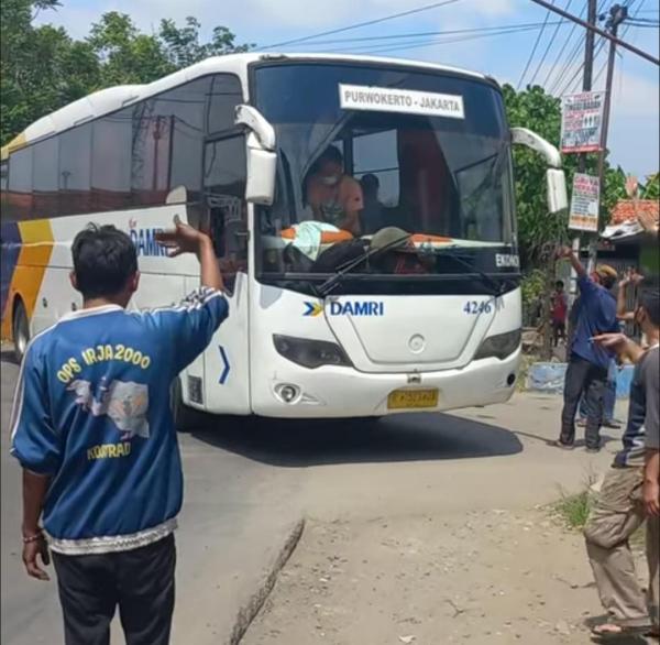Viral Bus AKAP Hampir Terobos Tanggul Sungai Pemali Brebes