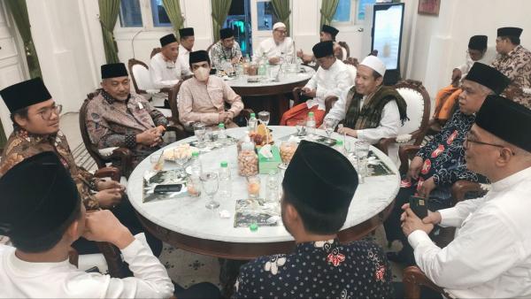 Presiden PKS Bertemu Bupati Bangkalan, Tukar Cinderamata Batik dan Ajak Saling Kolaborasi
