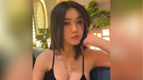 Anastasya Khosasih Makan Sushi Pakai Tanktop Hitam, Saking Seksinya Bikin Netizen Salfok!