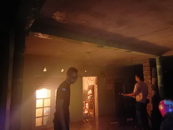 Diduga Konsleting Listrik, 5 Rumah dan 1 Pesantren Yatim-Piatu di Karawang Hangus Terbakar
