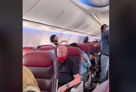 Viral Penumpang Kegerahan Sambil Kipas-kipas karena AC Pesawat Rusak, Netizen: Kasihan Dedeknya
