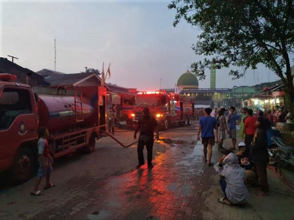 15 Unit Mobil Pemadam Kebakaran Berhasil Padamkan Pasar Ciputat yang Terbakar
