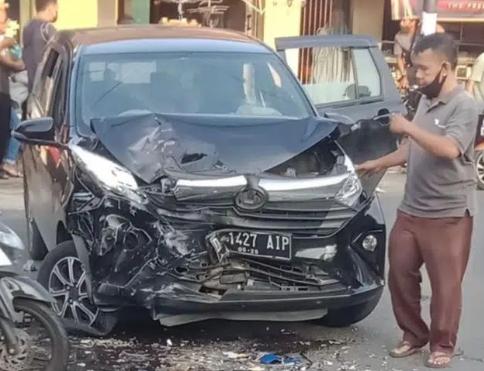 Kronologis Kecelakaan di Dukupuntang, Mobil Ayla Ringsek Parah