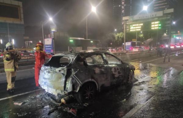 Duh! Mobil Hangus Terbakar di Ruas Tol Kuningan Arah Cawang Jakarta Timur