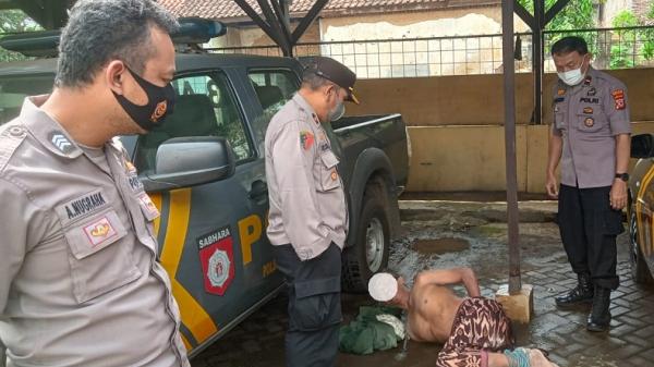 Pria Warga Limbangan Garut Ngamuk Serang Tetangga dan Neneknya dengan Cangkul, Satu Korban Tewas