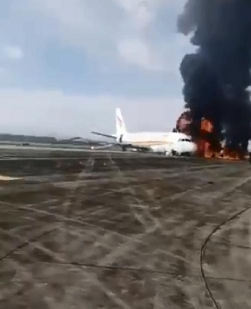 Setelah Tergelincir di Landasan, Pesawat Terbakar. Dinyatakan 40 Orang Terluka