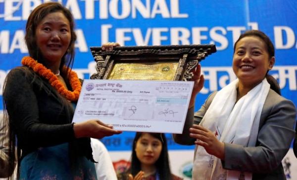 Perempuan Asal Nepal ini, Pecahkan Rekor 10 Kali Taklukan Puncak Everest
