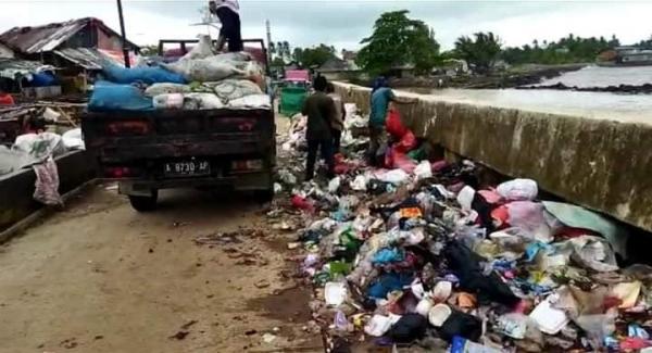 Enyahkan Stigma Desa Sampah, Desa Teluk Angkut  Sampah Sebanyak 120 Truk dalam 2 Bulan