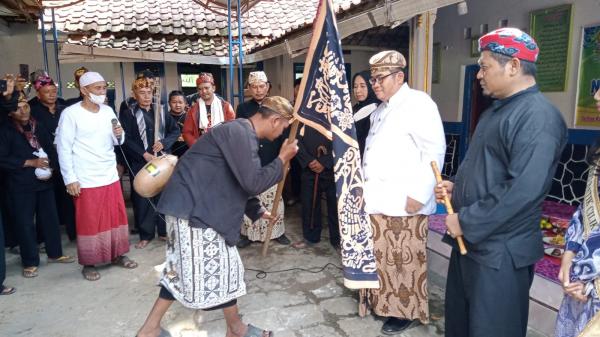 Sultan Kacirebonan IX Membuka Acara Ngunjung Buyut Cabuk di Desa Warukawung