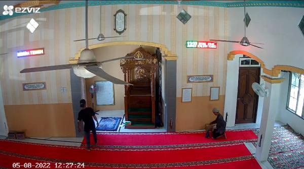 Heboh, Maling Kotak Amal Masjid di Muara Teweh Terekam Kamera CCTV