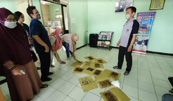 Emak-emak Panen Lalat, Wadul Camat Dolopo Malah Tak Berada di Tempat, Ke Mana Pak Camat?