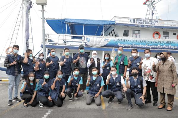 Gubernur Khofifah Lepas Pelayaran RS Terapung Ksatria Airlangga Bagi Masyarakat Kepulauan Madura