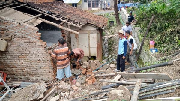 Rumah Warga di Kedondong Kidul Cirebon Tertimpa Tanah Longsor