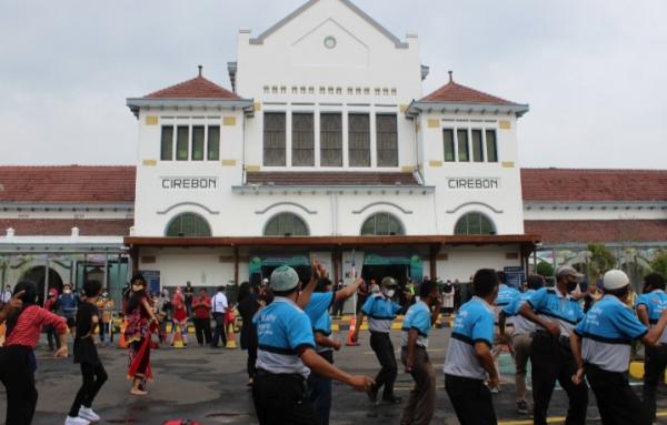 Aksi Flash Mob Porter Stasiun Cirebon, Calon Penumpang Terhibur
