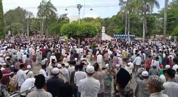 Ribuan Orang Antar Jenazah RKH Fakhrillah Aschal ke Peristirahatan Terakhir