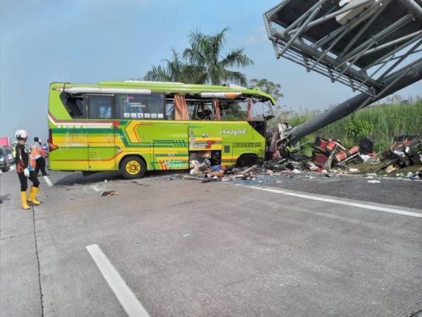 15 Orang Tewas Akibat Kecelakaan Bus Pariwisata di Tol Sumo