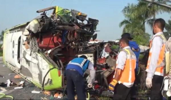 Detik -Detik Kecelakaan Maut Bus Pariwisata Tewaskan 7 Penumpang di Tol Jombang -Surabaya