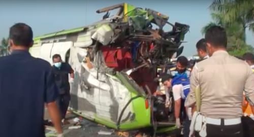 Bus Wisata Tabrak Tiang Reklame Dipinggir Tol di Mojokerto, Tewaskan 7 Orang. Sopir Diduga Mengantuk